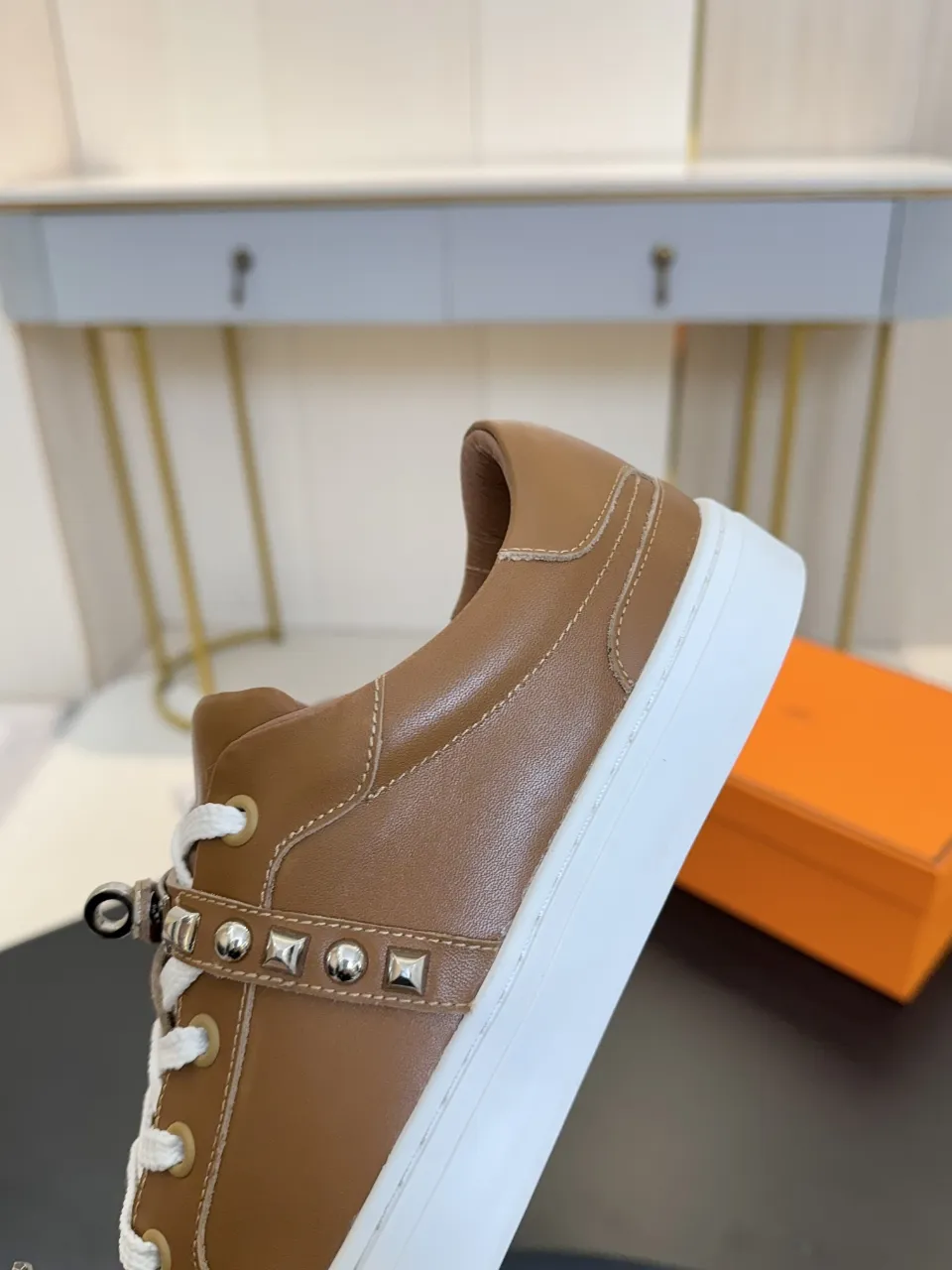 Men's Men's Shoes💰620❤️❤️❤️HERMES 2021 latest Kelly buckle white sneakers are online! The highest version on the market! Purchasing level quality! The H family rarely produces flat casual shoes, and they are styled with classic palladium-plated Kelly shoe buckles! Create a fashionable urban look that perfectly embodies the noble and elegant style of Hermès! Material selection: Fabric imported cowhide, lining + foot pads imported sheepskin, original molded TPU outsole, heavy gold molded kelly buckle full of texture Size: Female: 35-41 (41 is not returnable) Male: 39-45 (45 is not returnable)